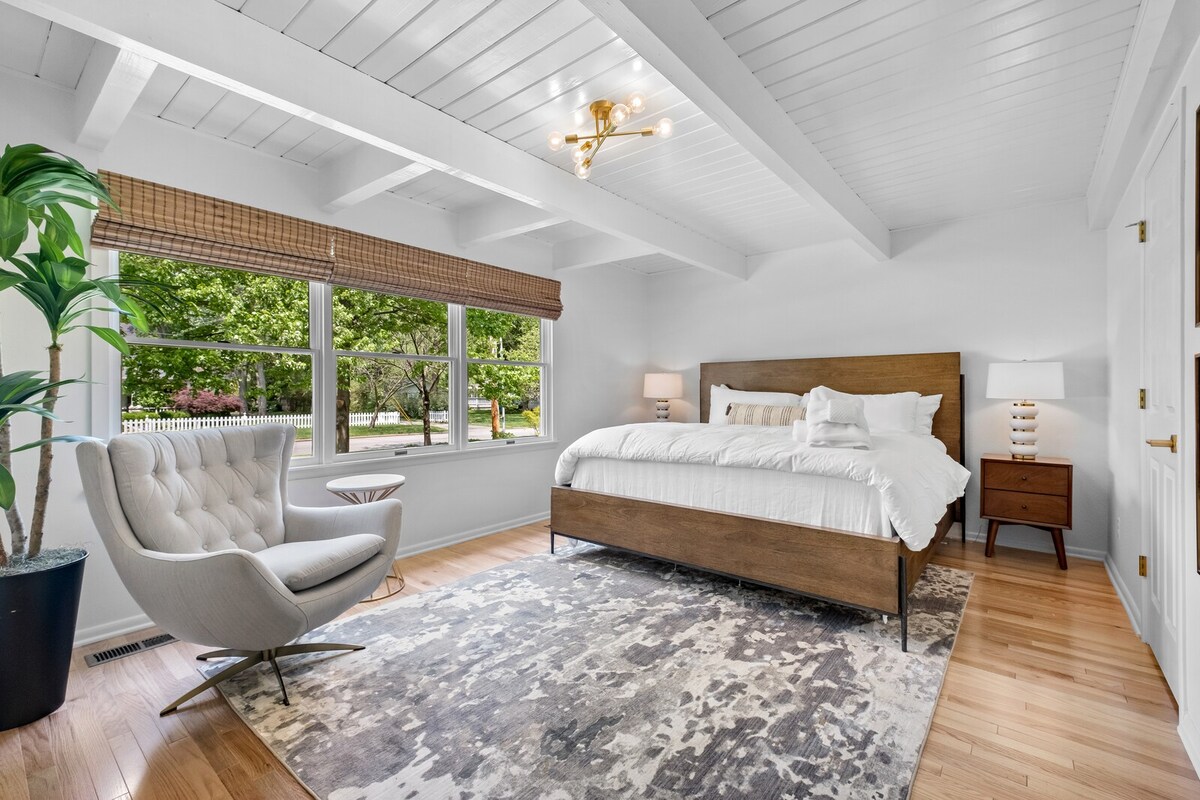 Sunny Chalet - 1 block to Bentonville DT-Sleeps 10 4