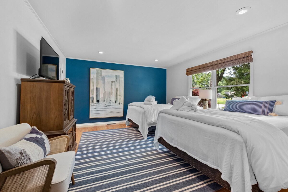 Sunny Chalet - 1 block to Bentonville DT-Sleeps 10 5