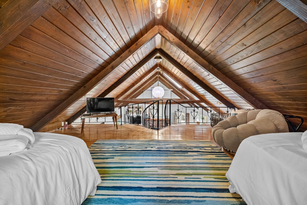 Sunny Chalet - 1 block to Bentonville DT-Sleeps 10 6