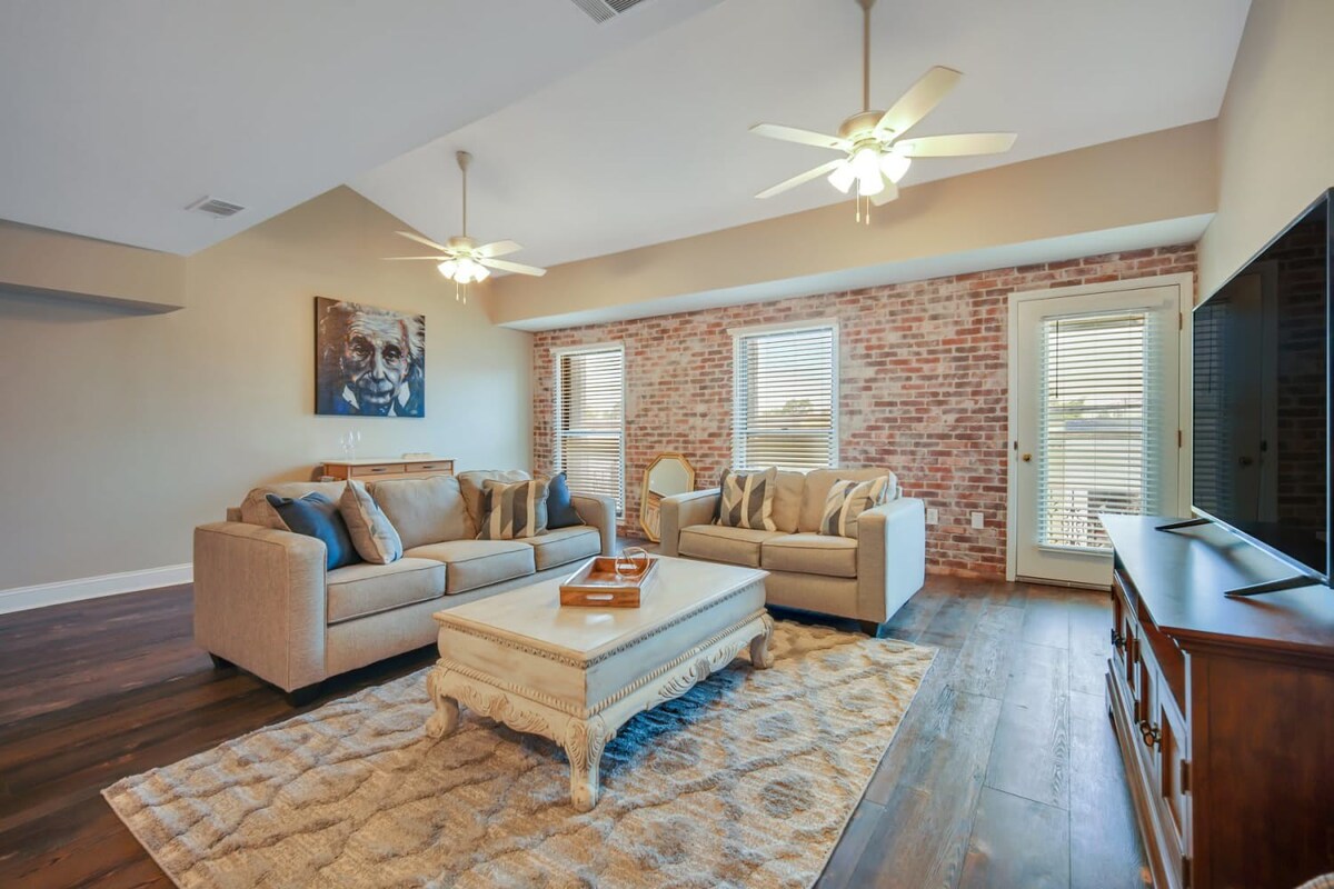 Downtown Loft - Above Bull & Barrel & Close to Georgia Southern! 2