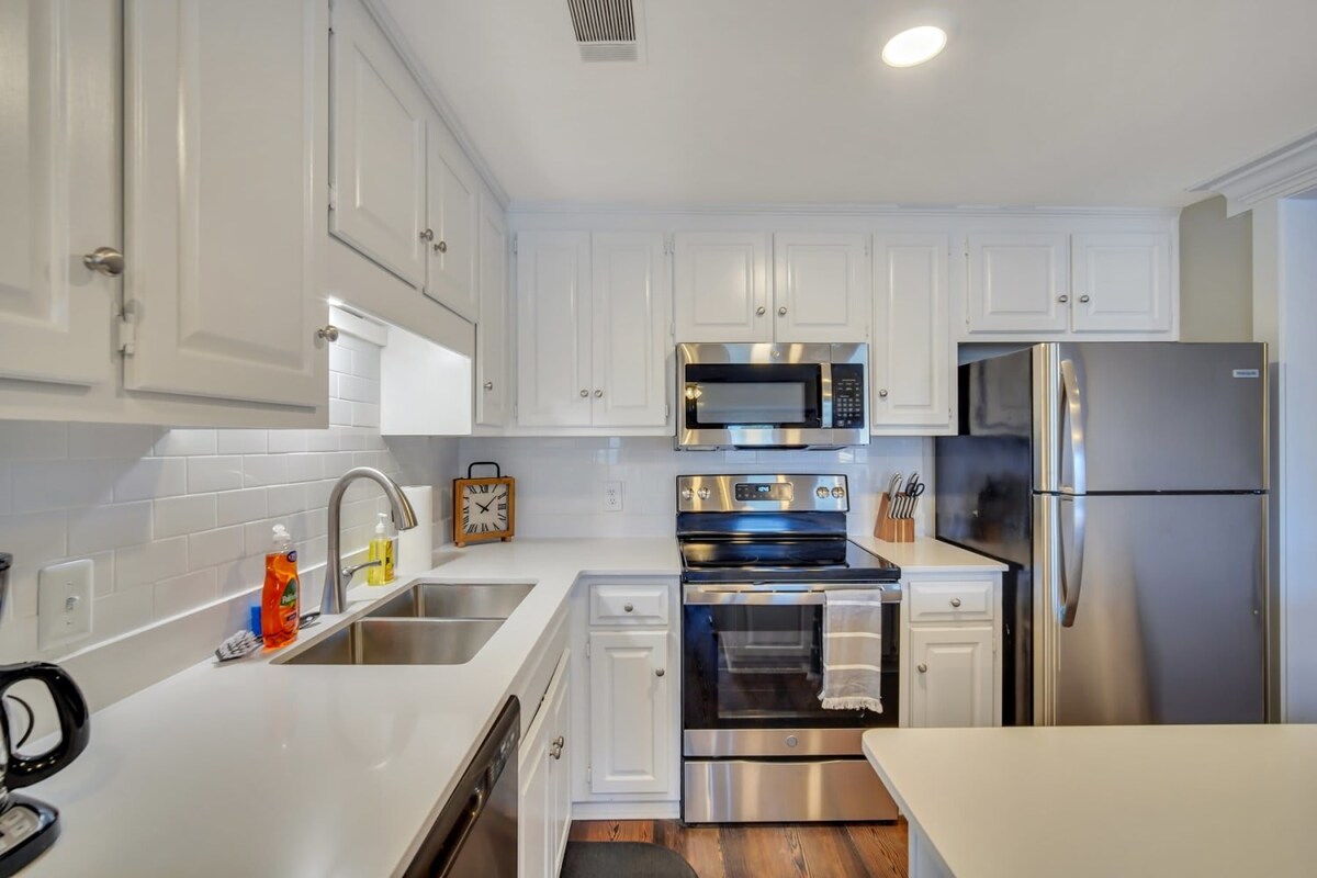 Downtown Loft - Above Bull & Barrel & Close to Georgia Southern! 3