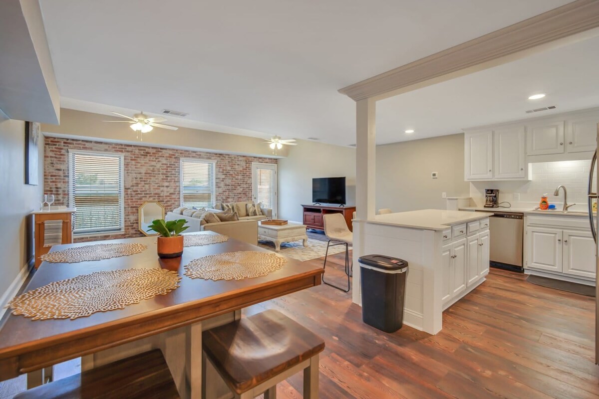 Downtown Loft - Above Bull & Barrel & Close to Georgia Southern! 4