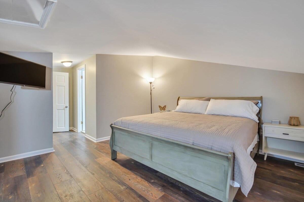 Downtown Loft - Above Bull & Barrel & Close to Georgia Southern! 5