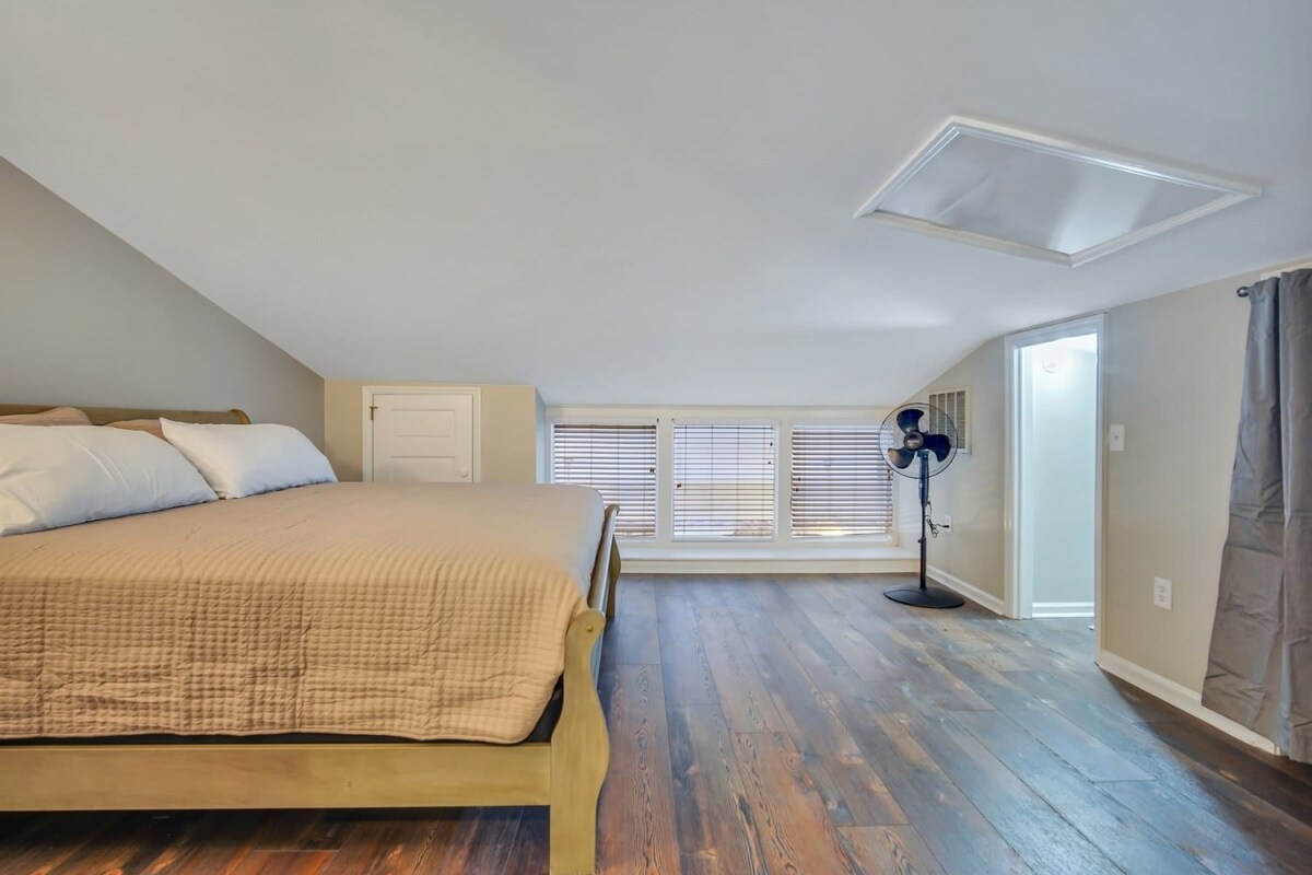 Downtown Loft - Above Bull & Barrel & Close to Georgia Southern! 6