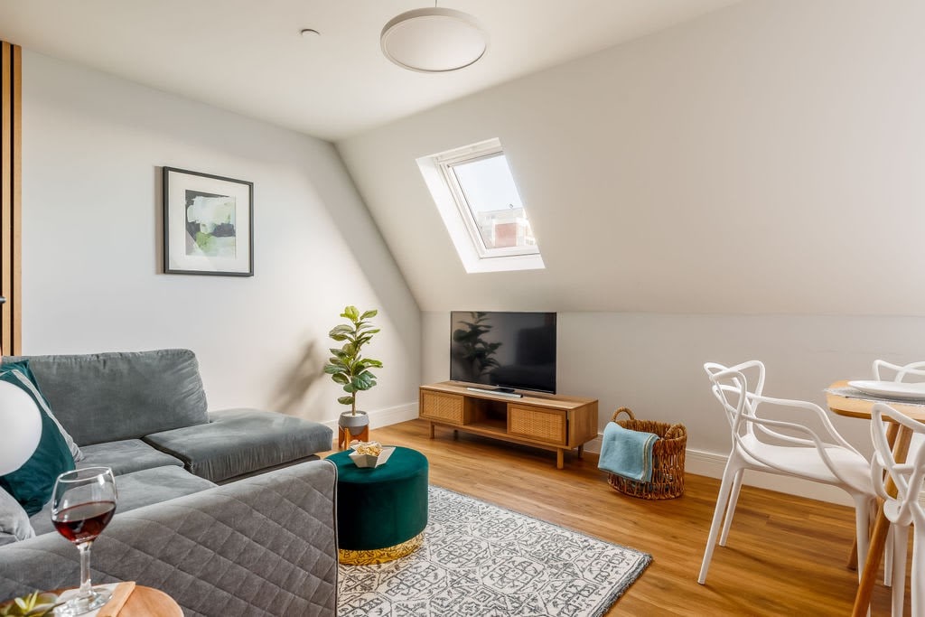 Wholesome Family 3-Bed, 2-Bath Apt; Free Gym & PKG