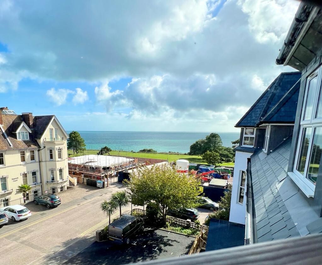 Sea View 2-Bed Family Apt w/ Free Gym & Parking
