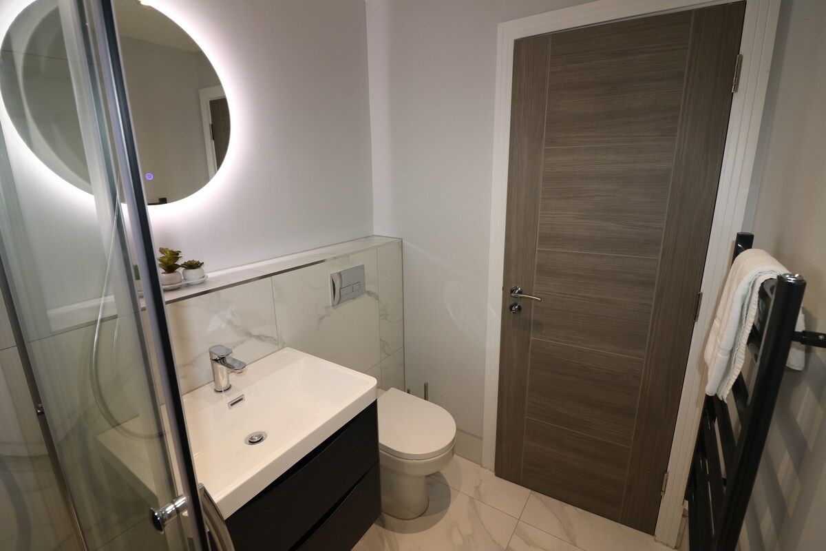 Sea View 2-Bed Family Apt w/ Free Gym & Parking