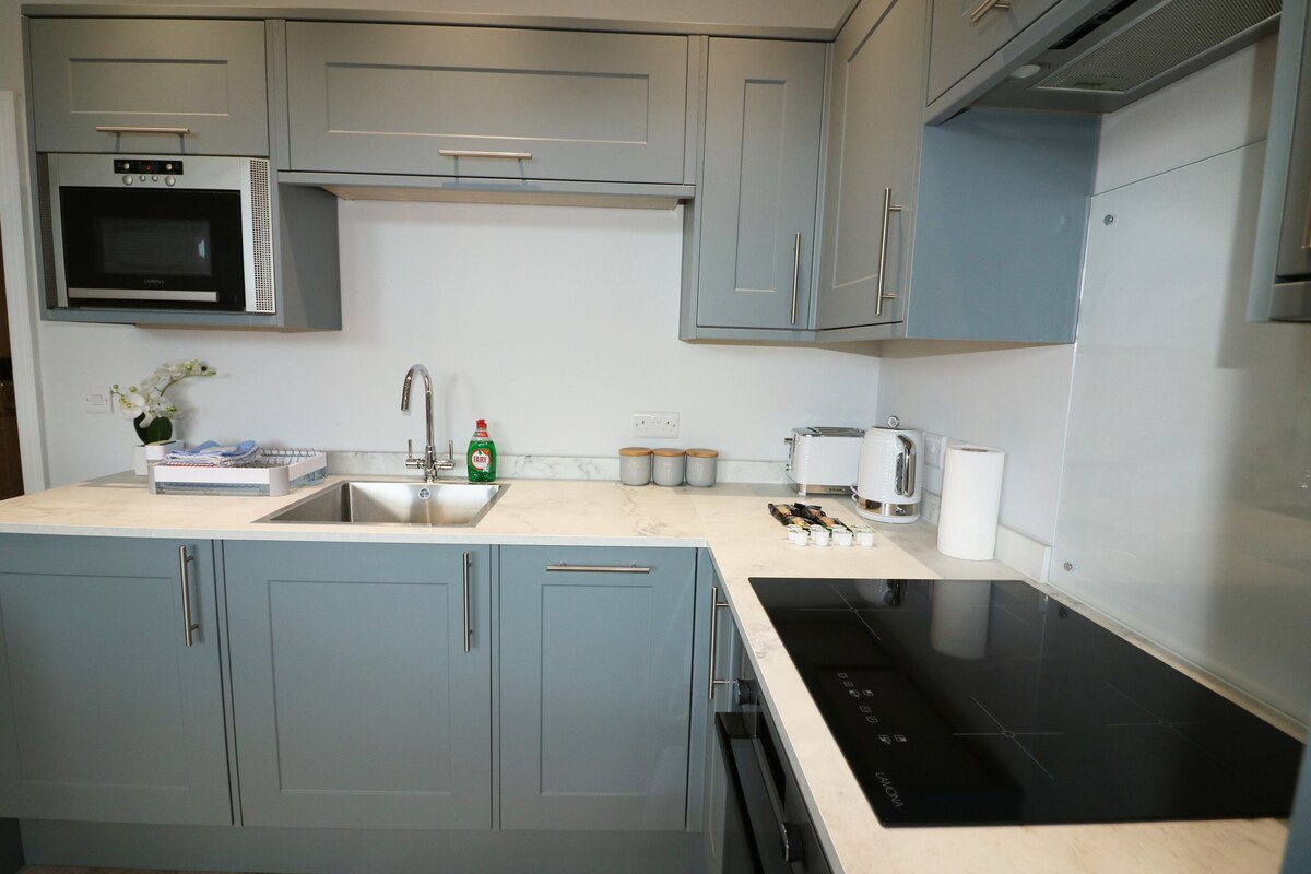Sea View 2-Bed Family Apt w/ Free Gym & Parking