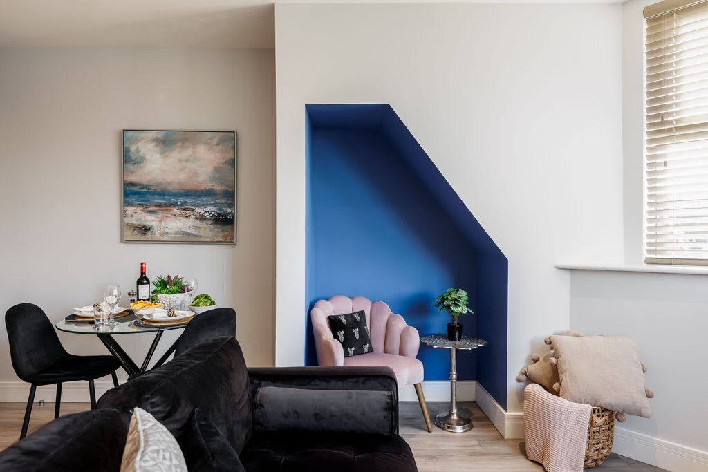 Bright & Stylish King Bed Apt w/ Free Gym & WI-FI