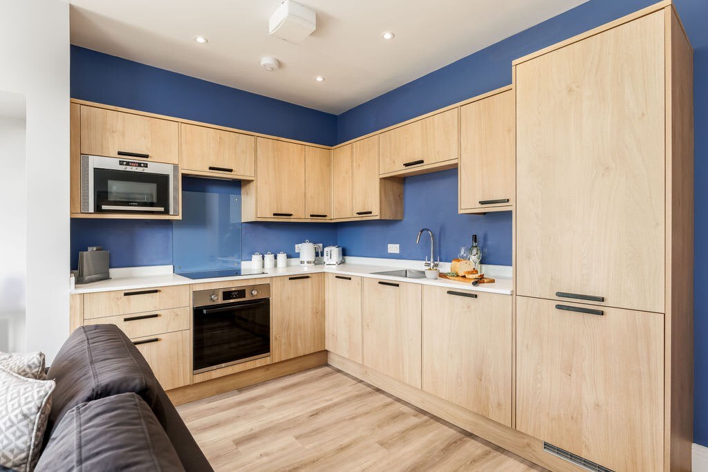 Bright & Stylish King Bed Apt w/ Free Gym & WI-FI