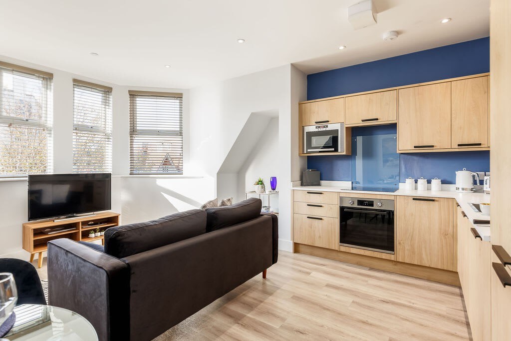 Bright & Stylish King Bed Apt w/ Free Gym & WI-FI