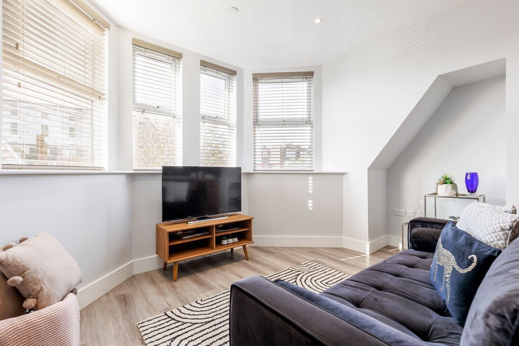 Bright & Stylish King Bed Apt w/ Free Gym & WI-FI