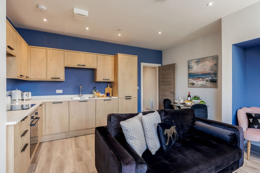 Bright & Stylish King Bed Apt w/ Free Gym & WI-FI