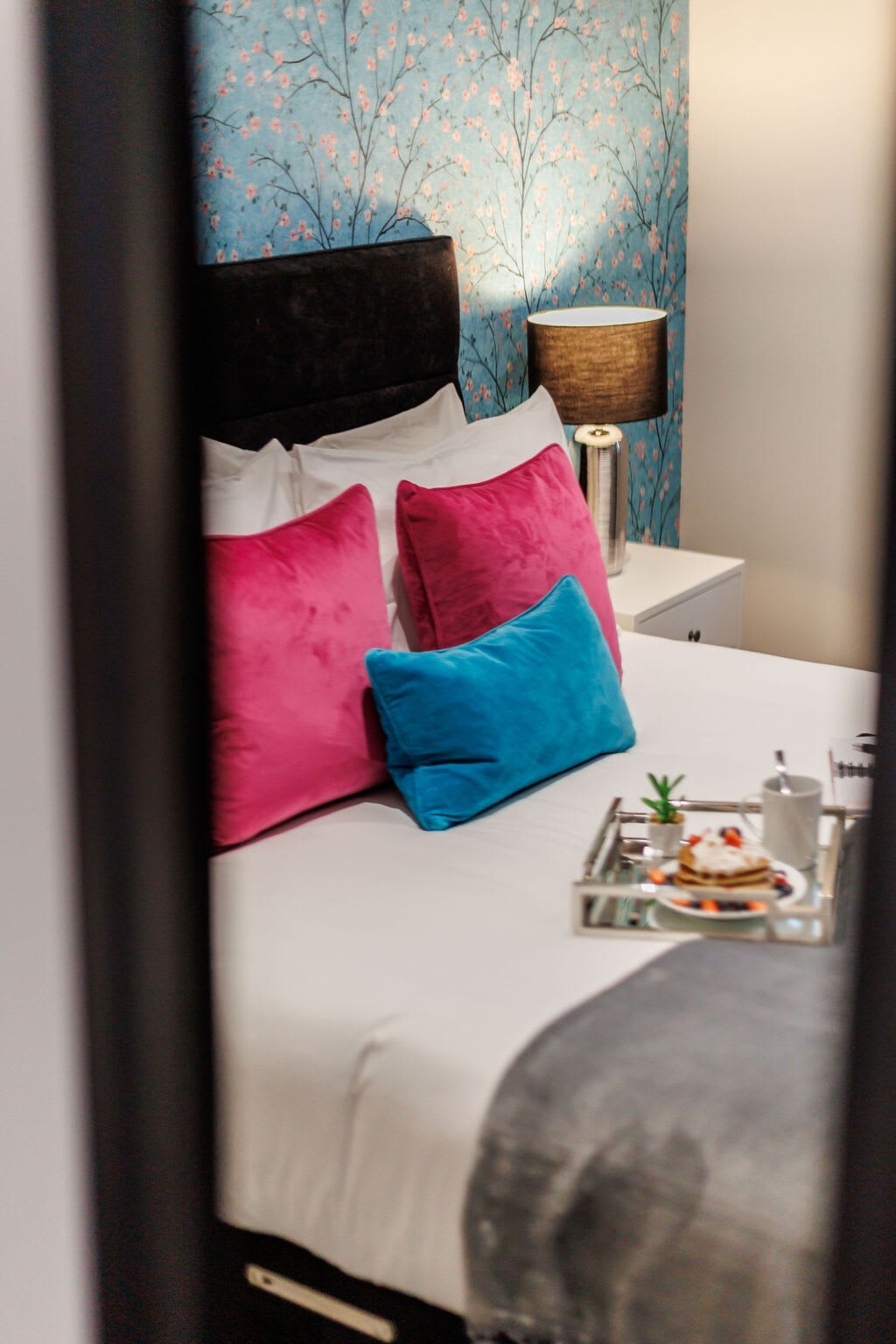 Bright & Stylish King Bed Apt w/ Free Gym & WI-FI