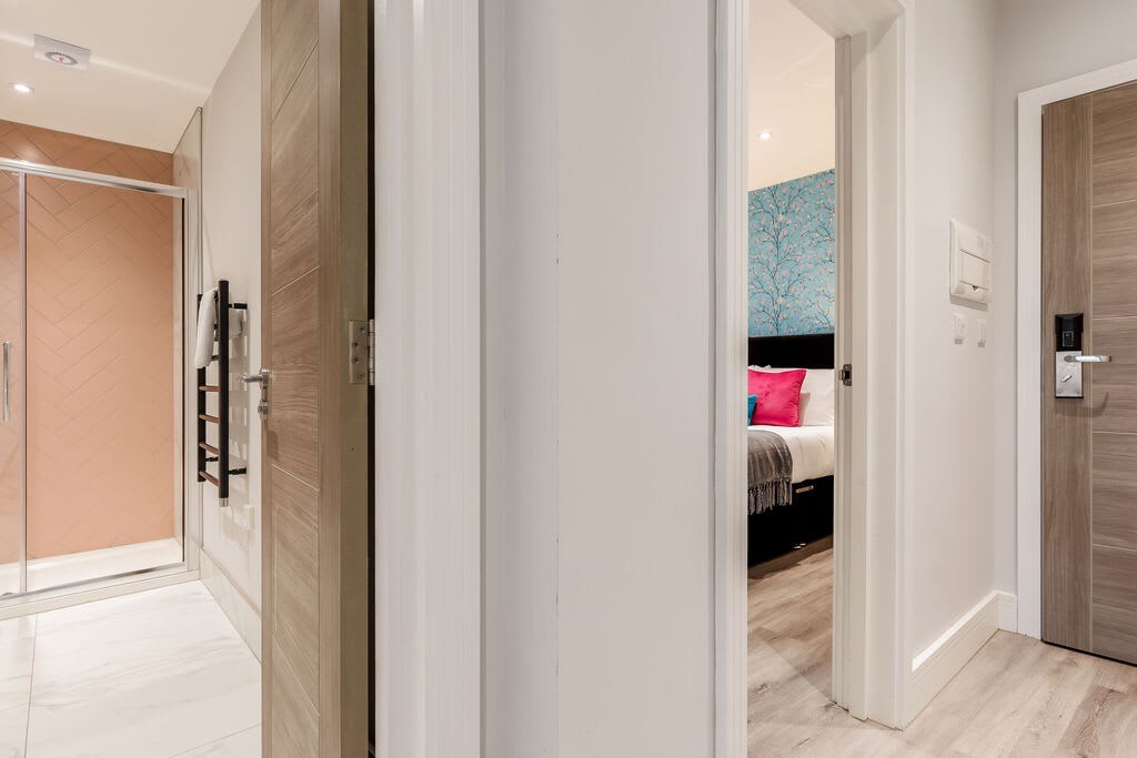 Bright & Stylish King Bed Apt w/ Free Gym & WI-FI