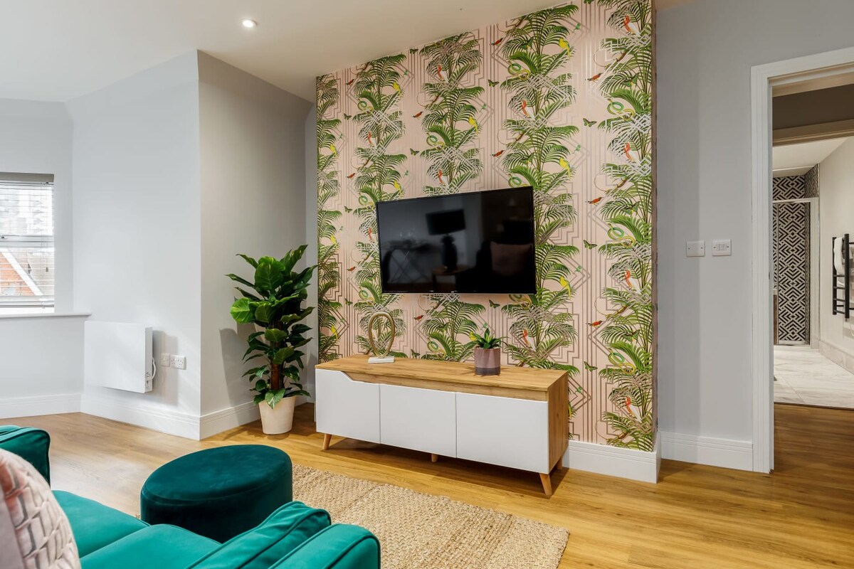 Classy Seaside 1-Bed Apt w/ Free Gym & Parking