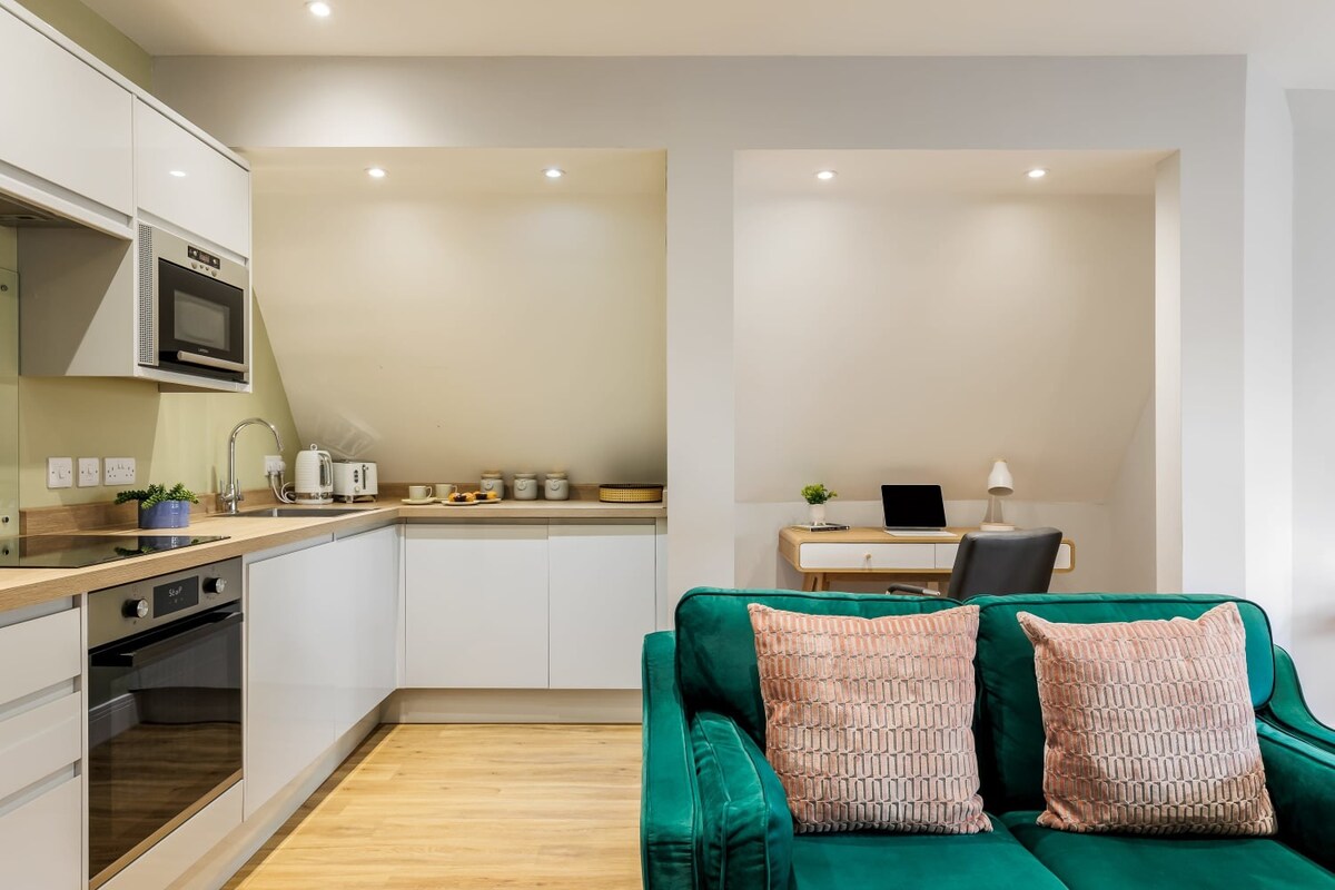Classy Seaside 1-Bed Apt w/ Free Gym & Parking