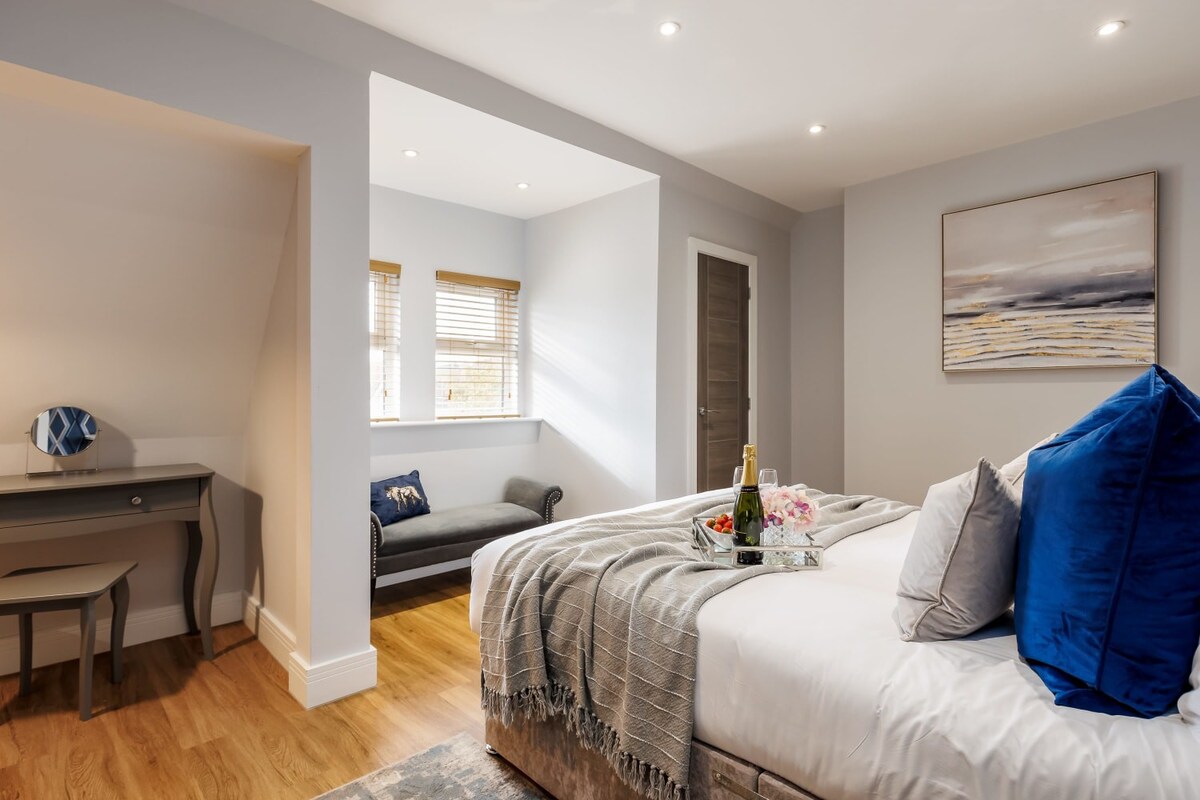 Classy Seaside 1-Bed Apt w/ Free Gym & Parking