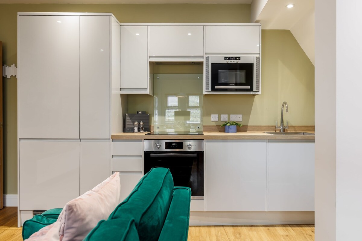 Classy Seaside 1-Bed Apt w/ Free Gym & Parking