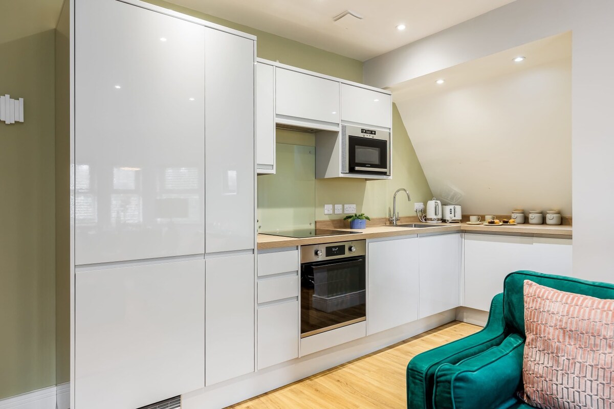 Classy Seaside 1-Bed Apt w/ Free Gym & Parking