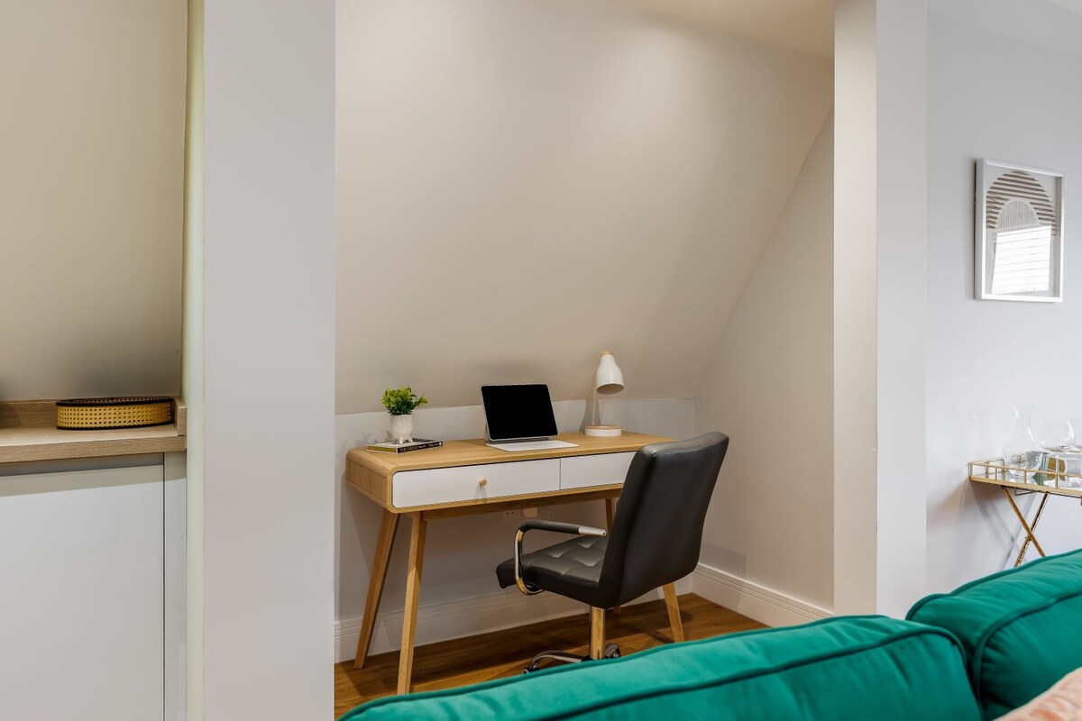 Classy Seaside 1-Bed Apt w/ Free Gym & Parking