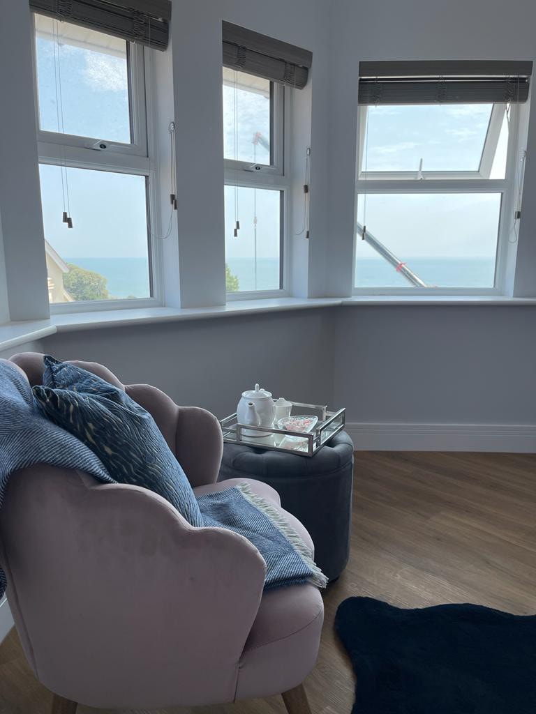 Luxurious 2-Bed Apt w/ Stunning Sea View & Parking