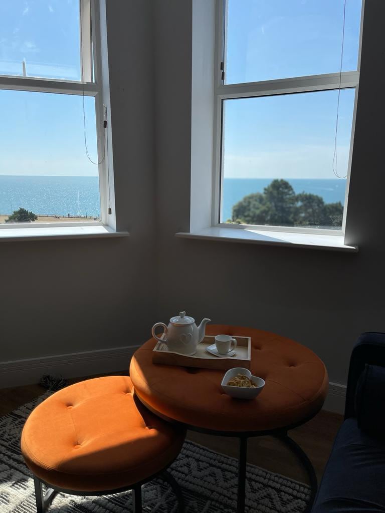 Luxurious 2-Bed Apt w/ Stunning Sea View & Parking