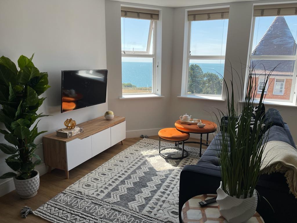 Luxurious 2-Bed Apt w/ Stunning Sea View & Parking - Photo 5