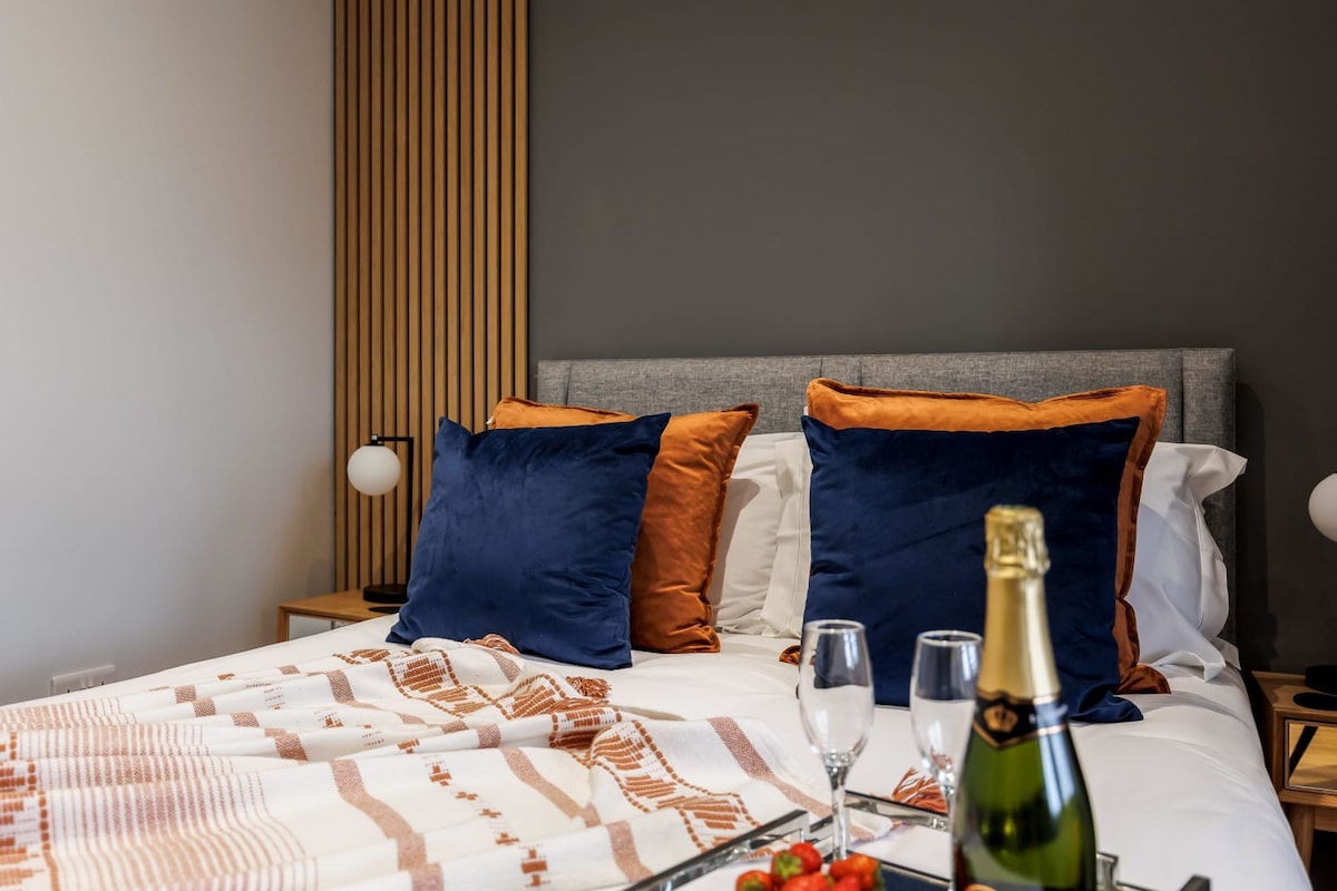 Luxurious 2-Bed Apt w/ Stunning Sea View & Parking