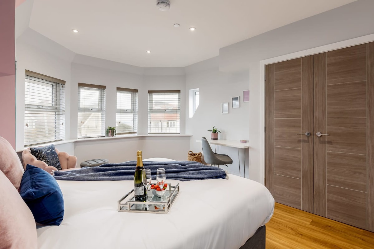 Luxurious 2-Bed Apt w/ Stunning Sea View & Parking