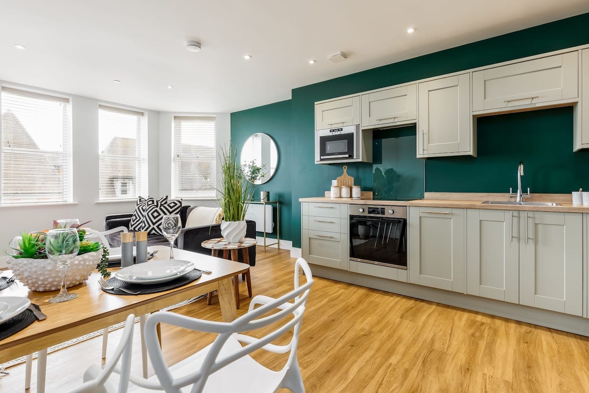 Luxurious 2-Bed Apt w/ Stunning Sea View & Parking