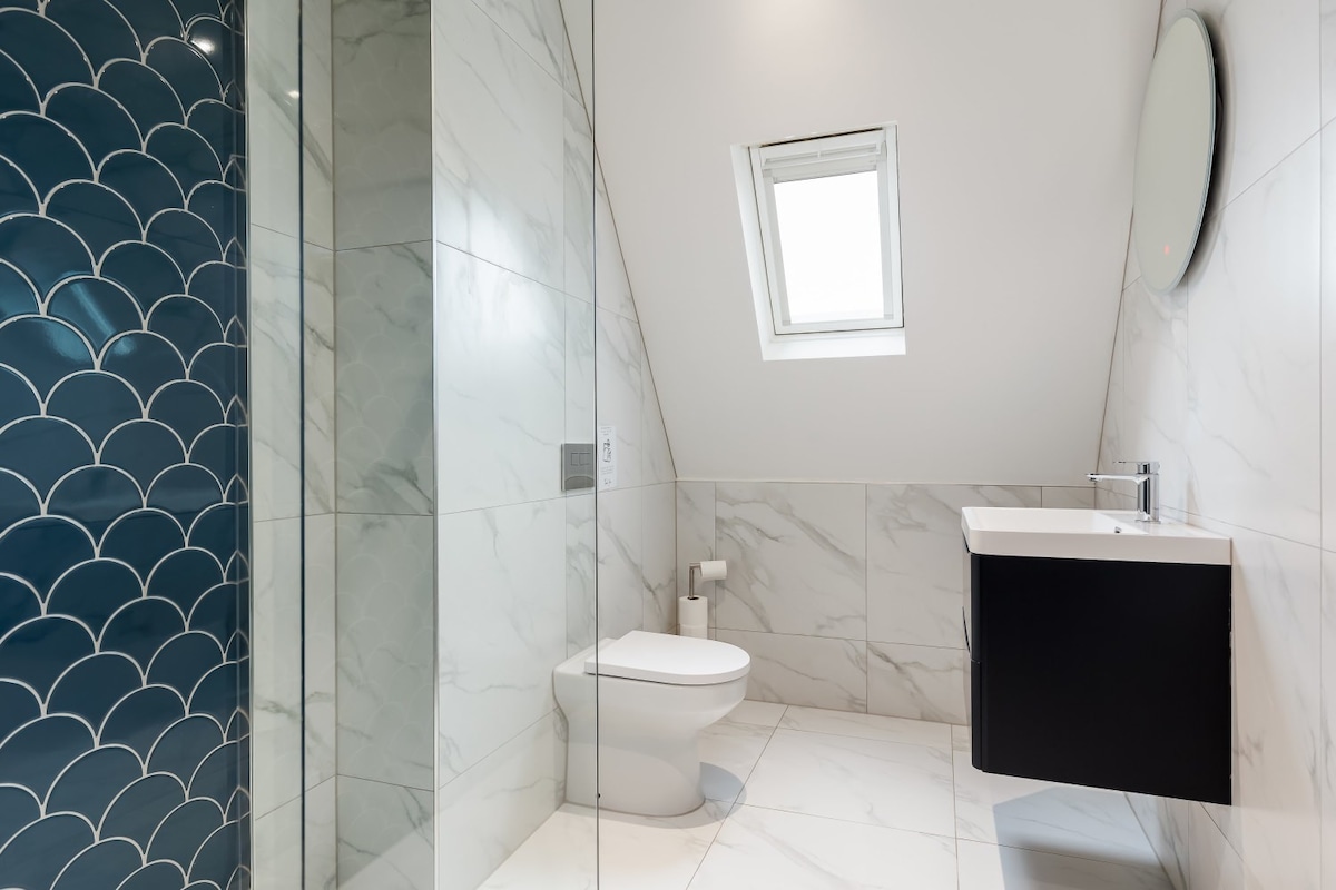Luxurious 2-Bed Apt w/ Stunning Sea View & Parking