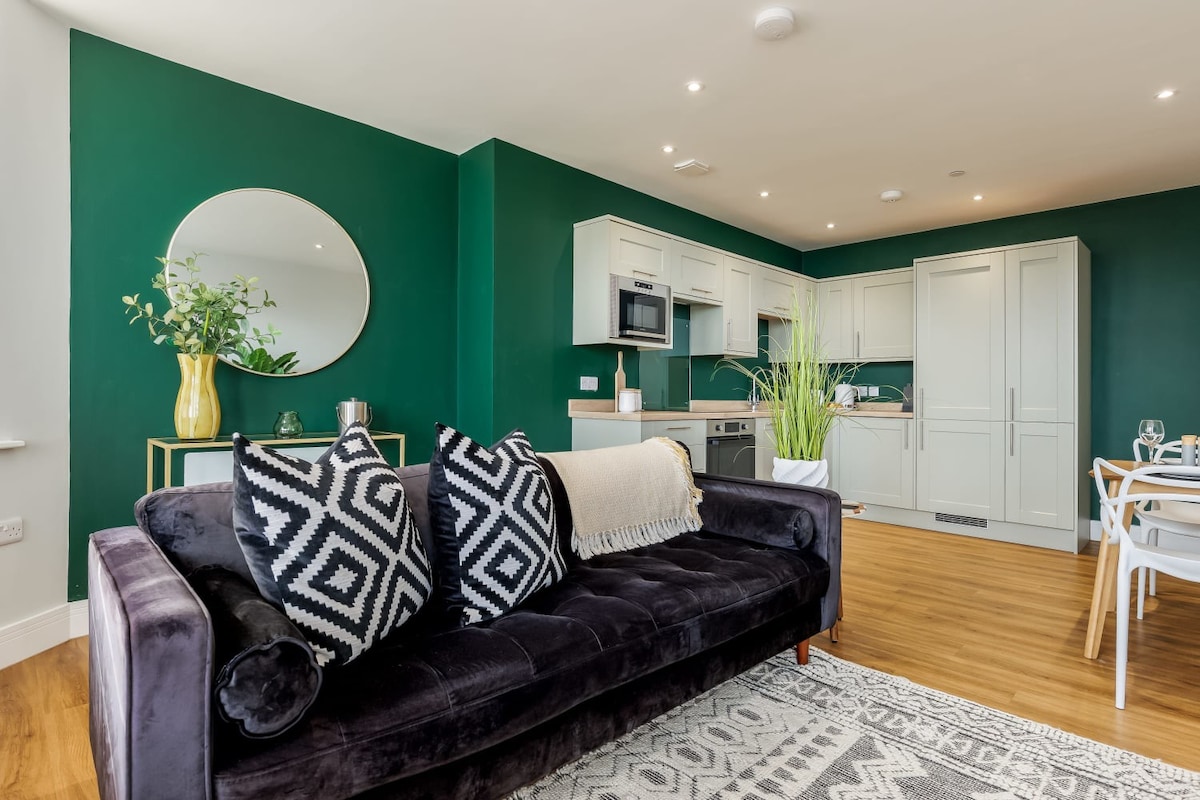 Luxurious 2-Bed Apt w/ Stunning Sea View & Parking