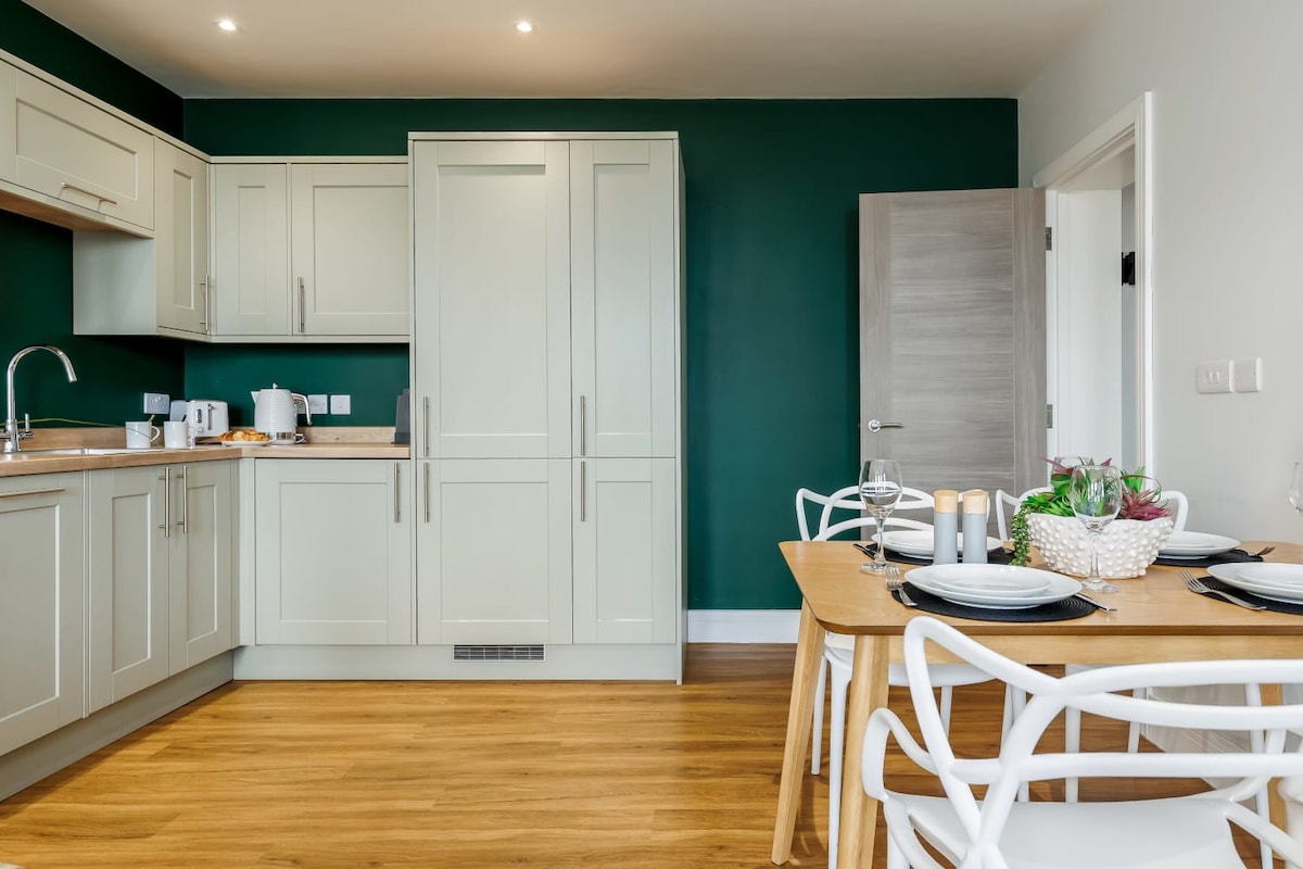 Luxurious 2-Bed Apt w/ Stunning Sea View & Parking