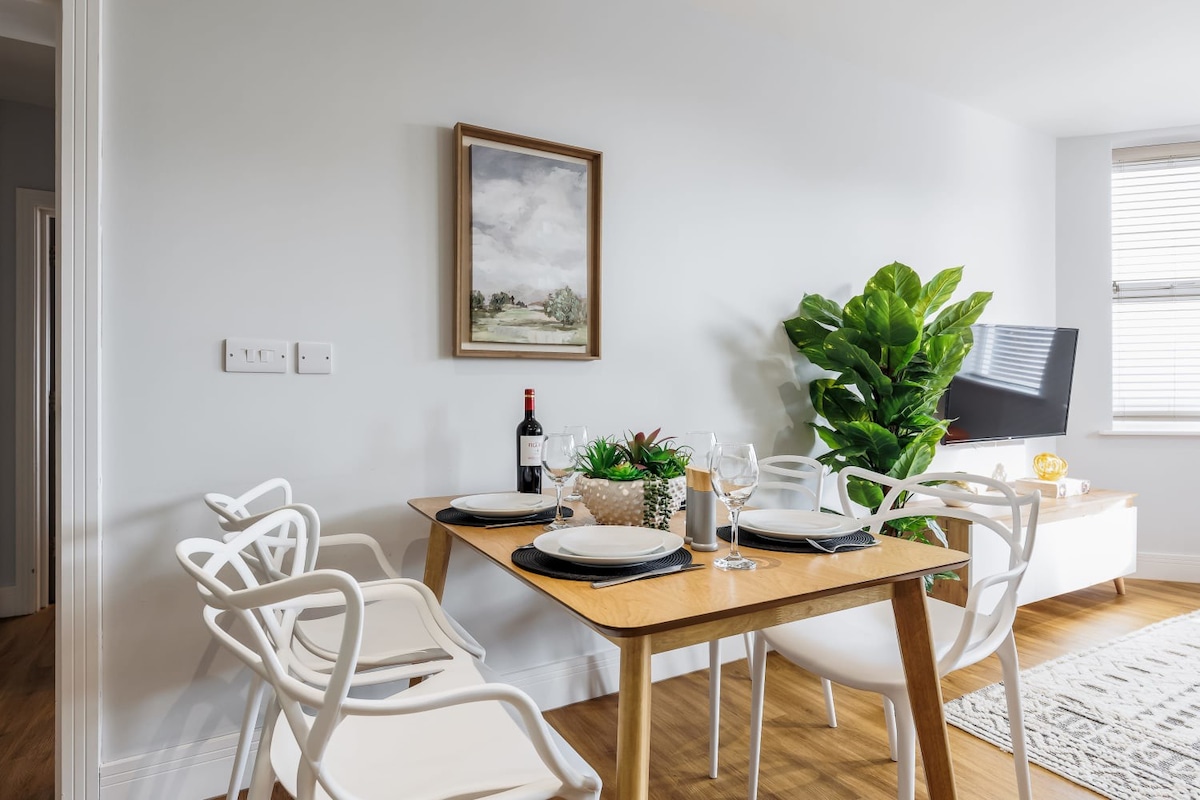 Luxurious 2-Bed Apt w/ Stunning Sea View & Parking