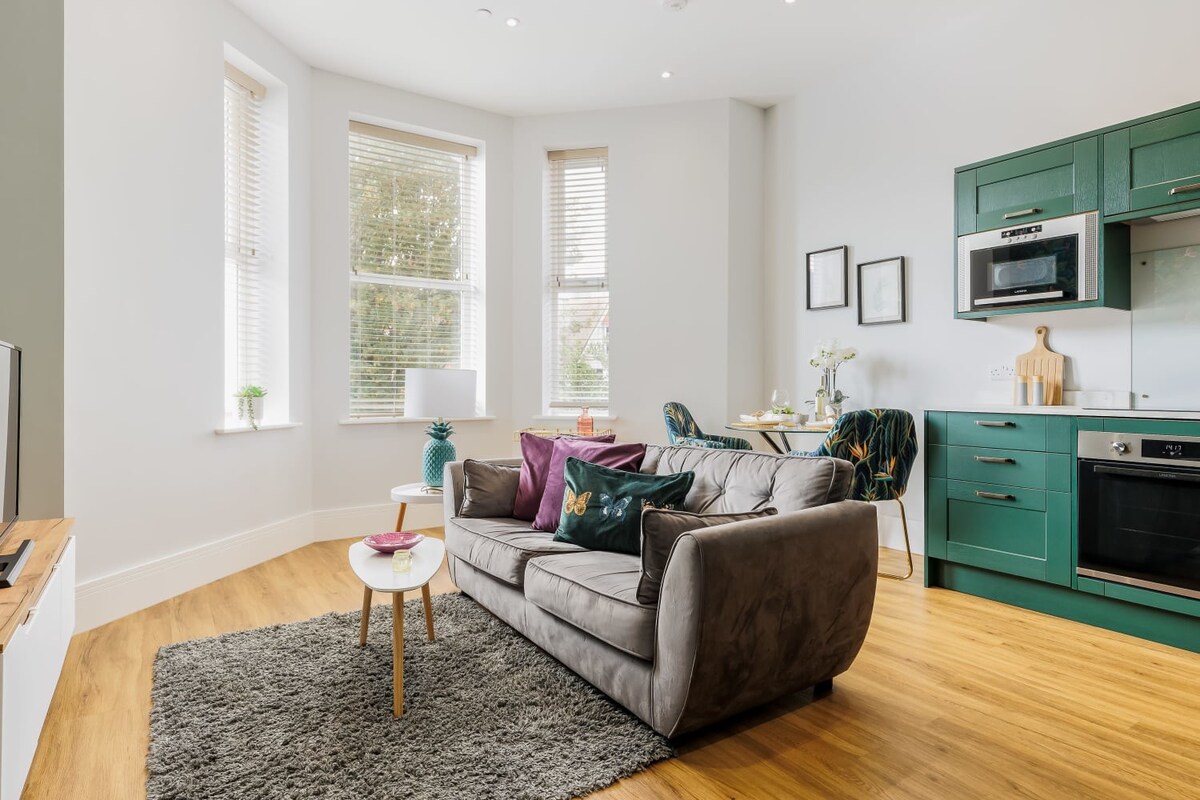 Beautifully Modern 1-Bed Apt w/ Free Gym & Parking