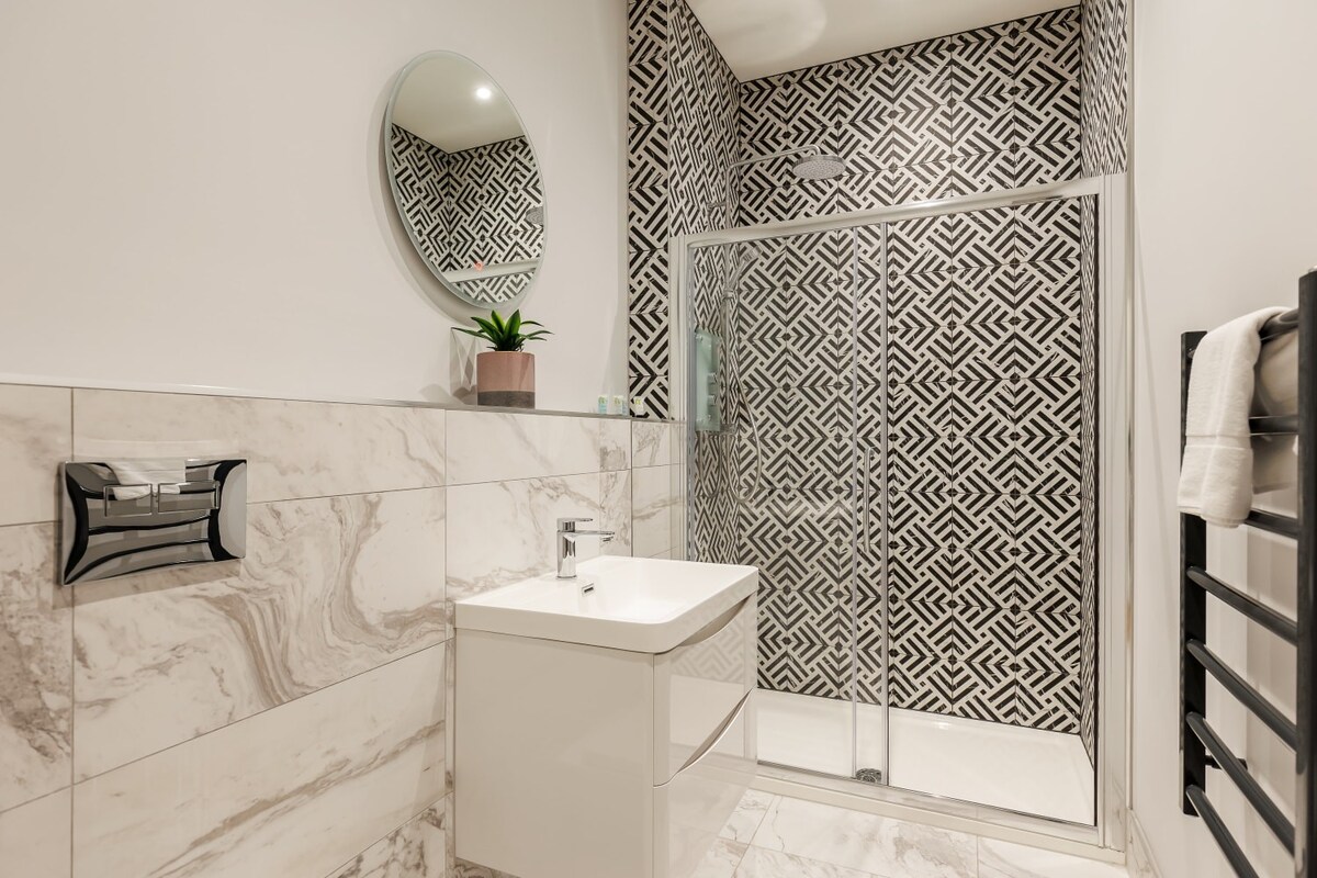 Beautifully Modern 1-Bed Apt w/ Free Gym & Parking