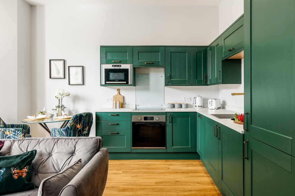 Beautifully Modern 1-Bed Apt w/ Free Gym & Parking