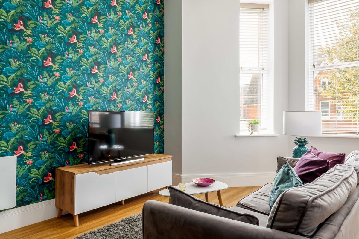 Beautifully Modern 1-Bed Apt w/ Free Gym & Parking