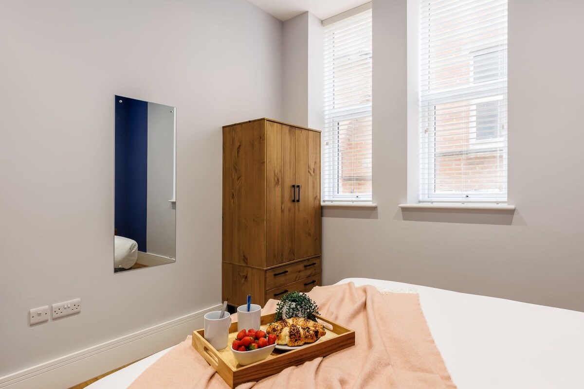 Beautifully Modern 1-Bed Apt w/ Free Gym & Parking