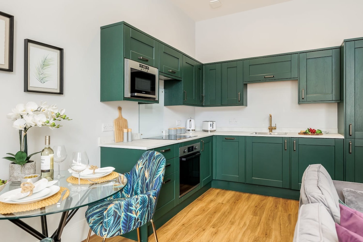 Beautifully Modern 1-Bed Apt w/ Free Gym & Parking