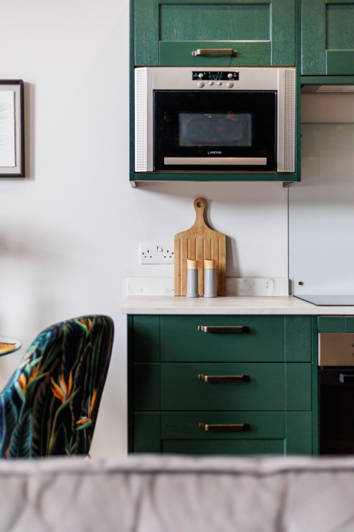 Beautifully Modern 1-Bed Apt w/ Free Gym & Parking