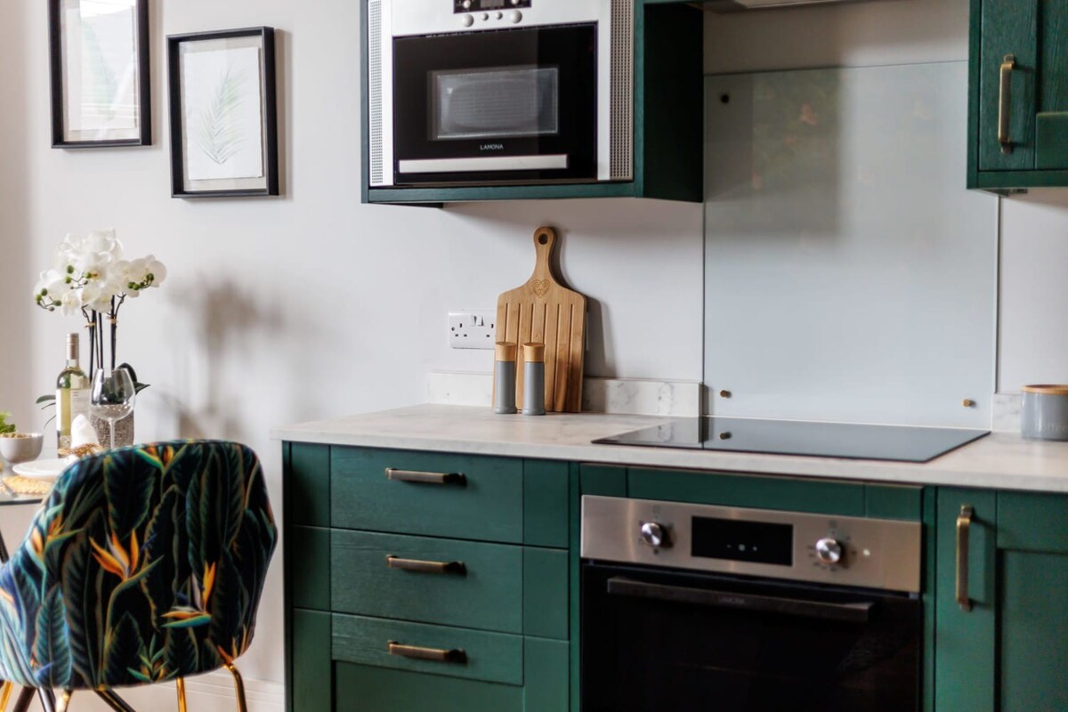Beautifully Modern 1-Bed Apt w/ Free Gym & Parking