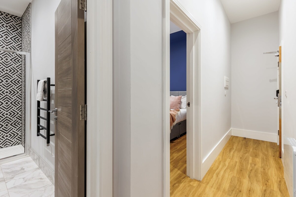 Beautifully Modern 1-Bed Apt w/ Free Gym & Parking
