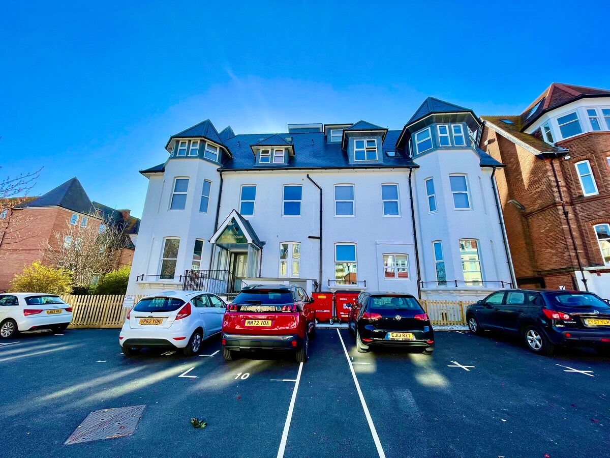 Gorgeous Family 2-Bed Apt w/ Free Gym & Parking