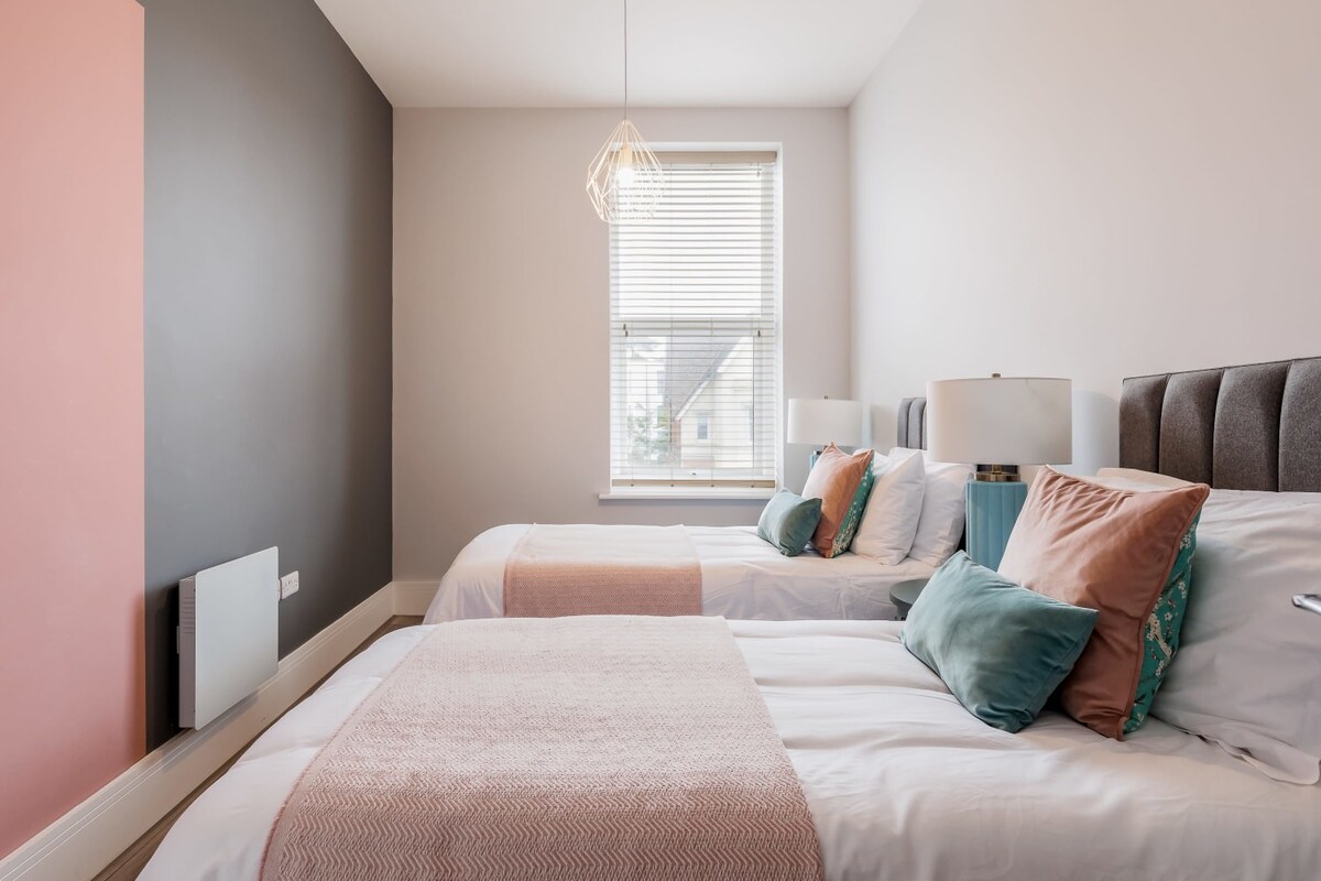 Gorgeous Family 2-Bed Apt w/ Free Gym & Parking