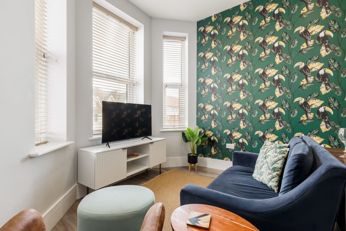 Gorgeous Family 2-Bed Apt w/ Free Gym & Parking