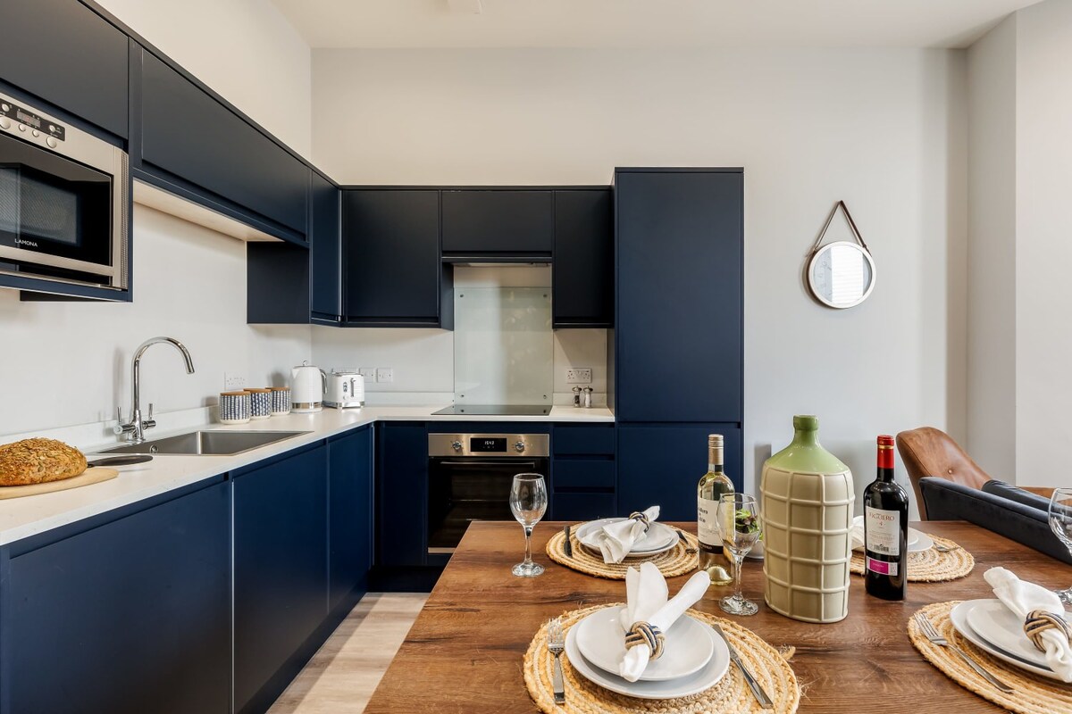 Gorgeous Family 2-Bed Apt w/ Free Gym & Parking