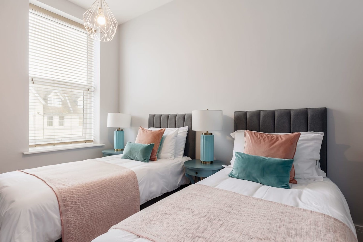 Gorgeous Family 2-Bed Apt w/ Free Gym & Parking
