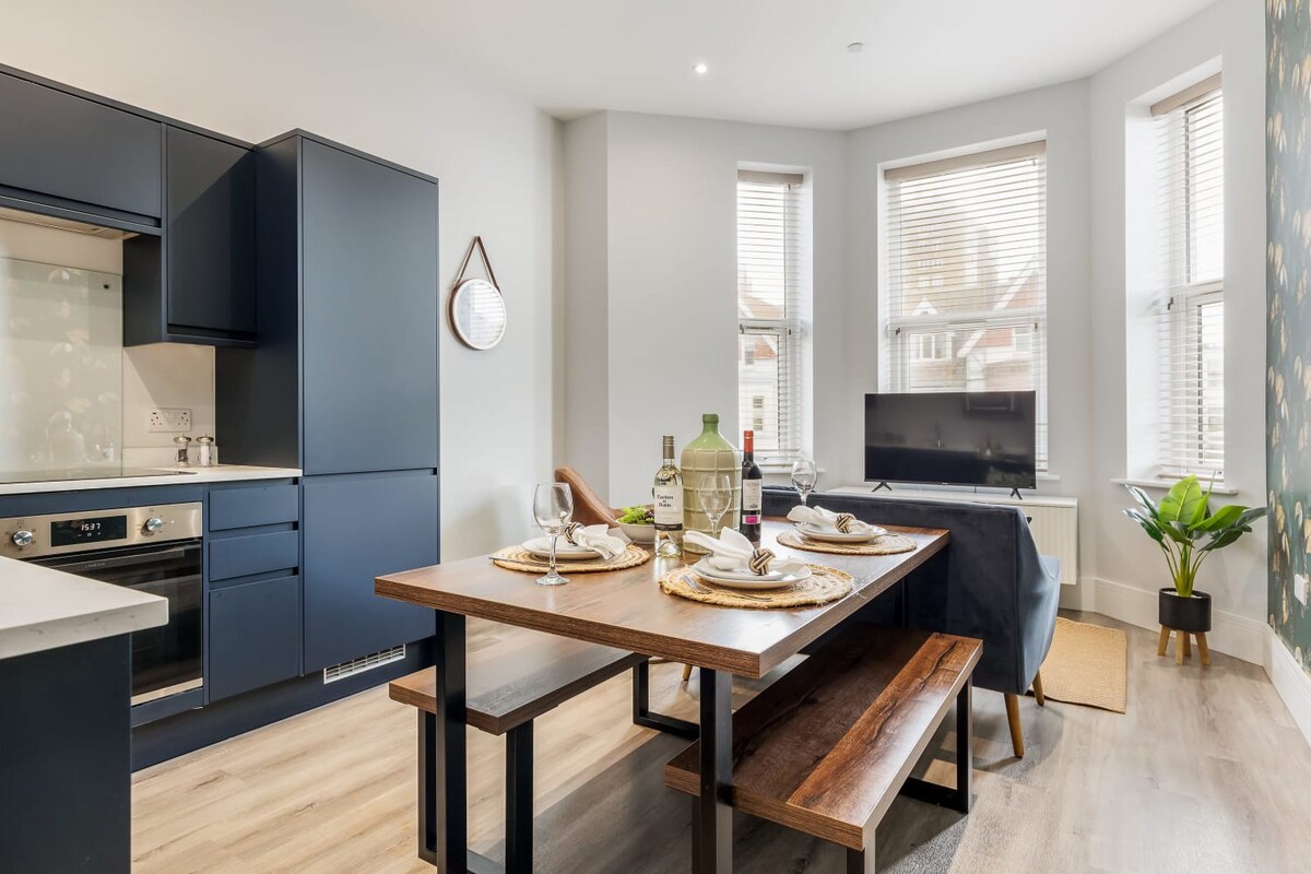 Gorgeous Family 2-Bed Apt w/ Free Gym & Parking